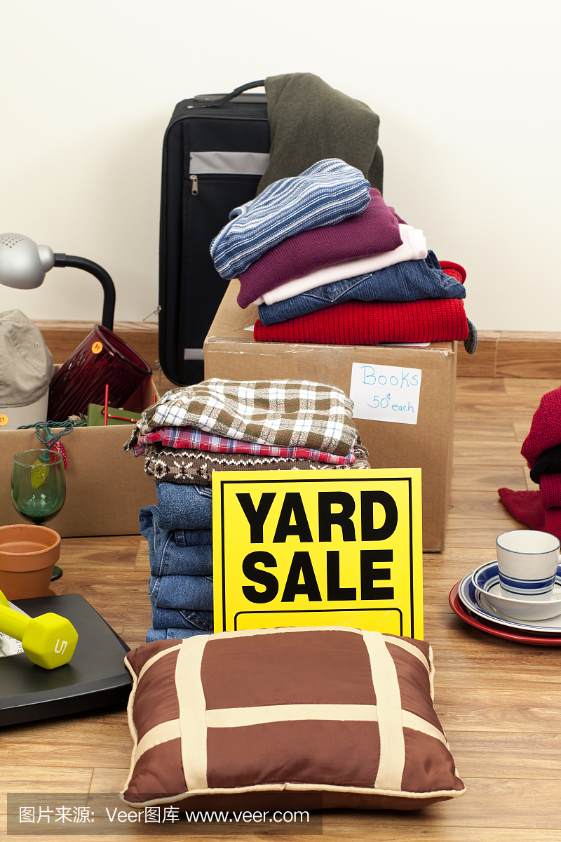 庭院出售標志與家居用品和衣服