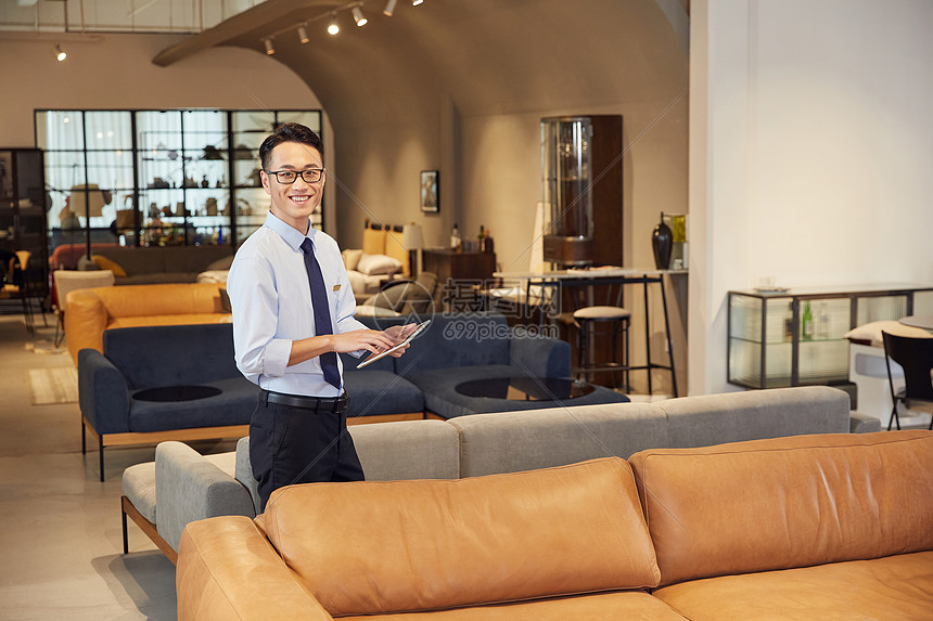 家具店銷售人員形象高清圖片下載-正版圖片501682602